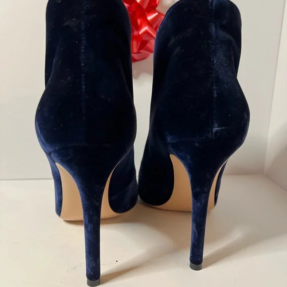 Gianvito Rossi Velvet U Cut Peep Toe Ankle Bootie, Size 37.5 - Picture 5 of 9
